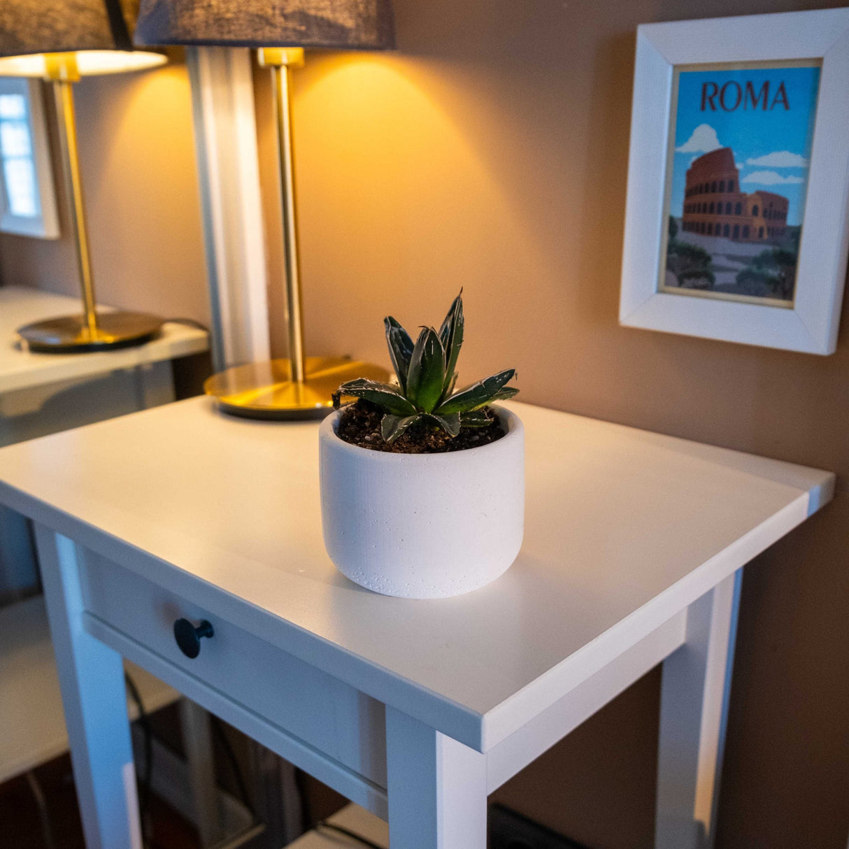 Gloria Home White Concrete Wiener Pot