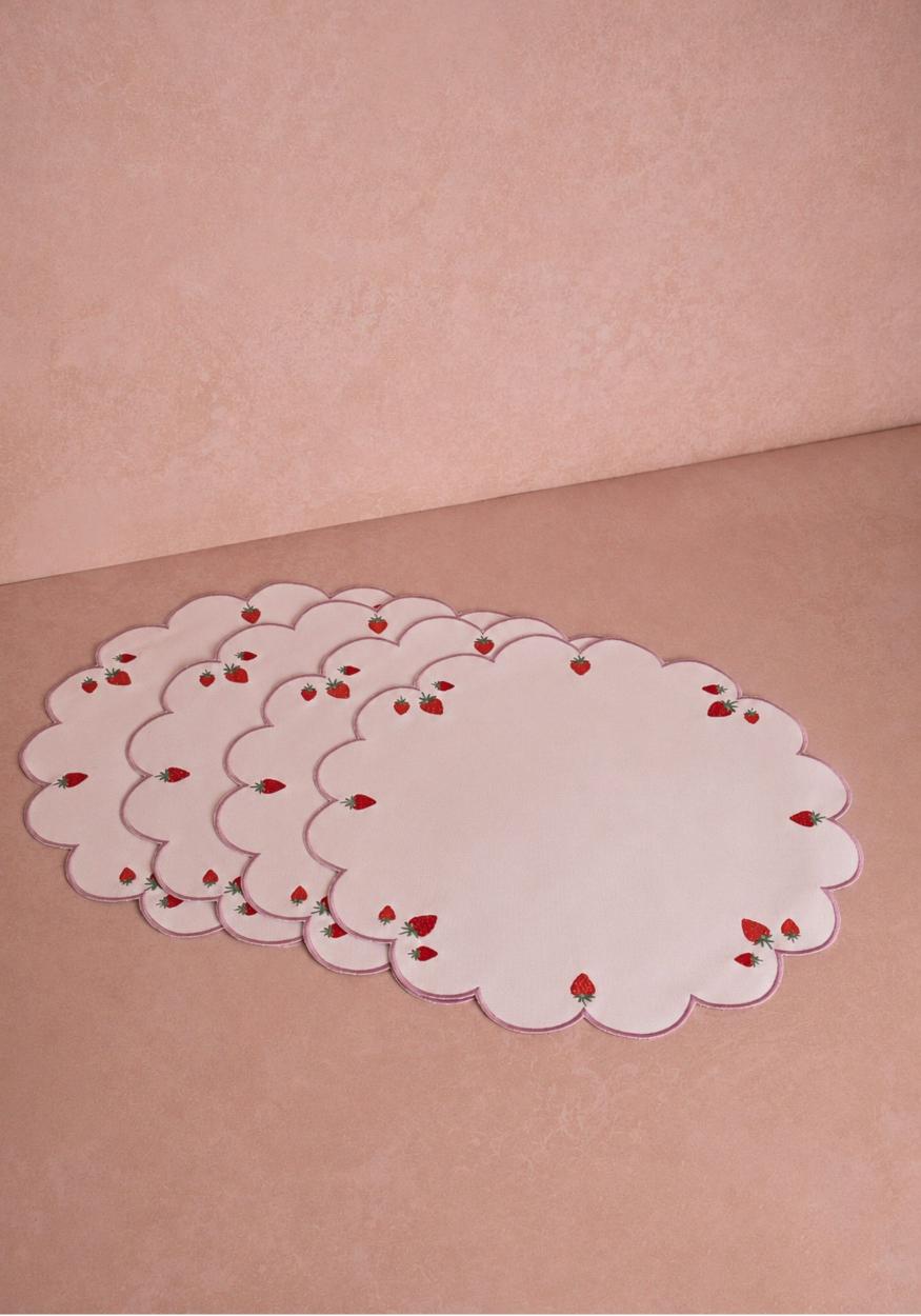 Casa by Josephine Jenno Strawberry Round Scalloped Placemats - Set of 4