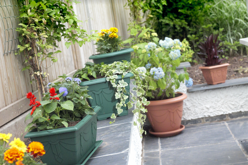 Image - Whitefurze Round Venetian Planter, 58cm, Black