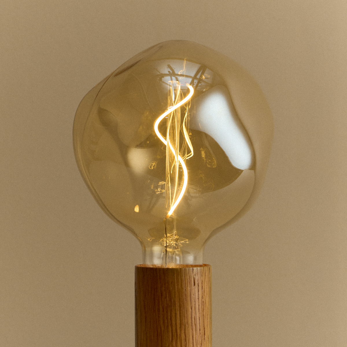 Tala Knuckle Table Lamp in Oak with Voronoi I Bulb