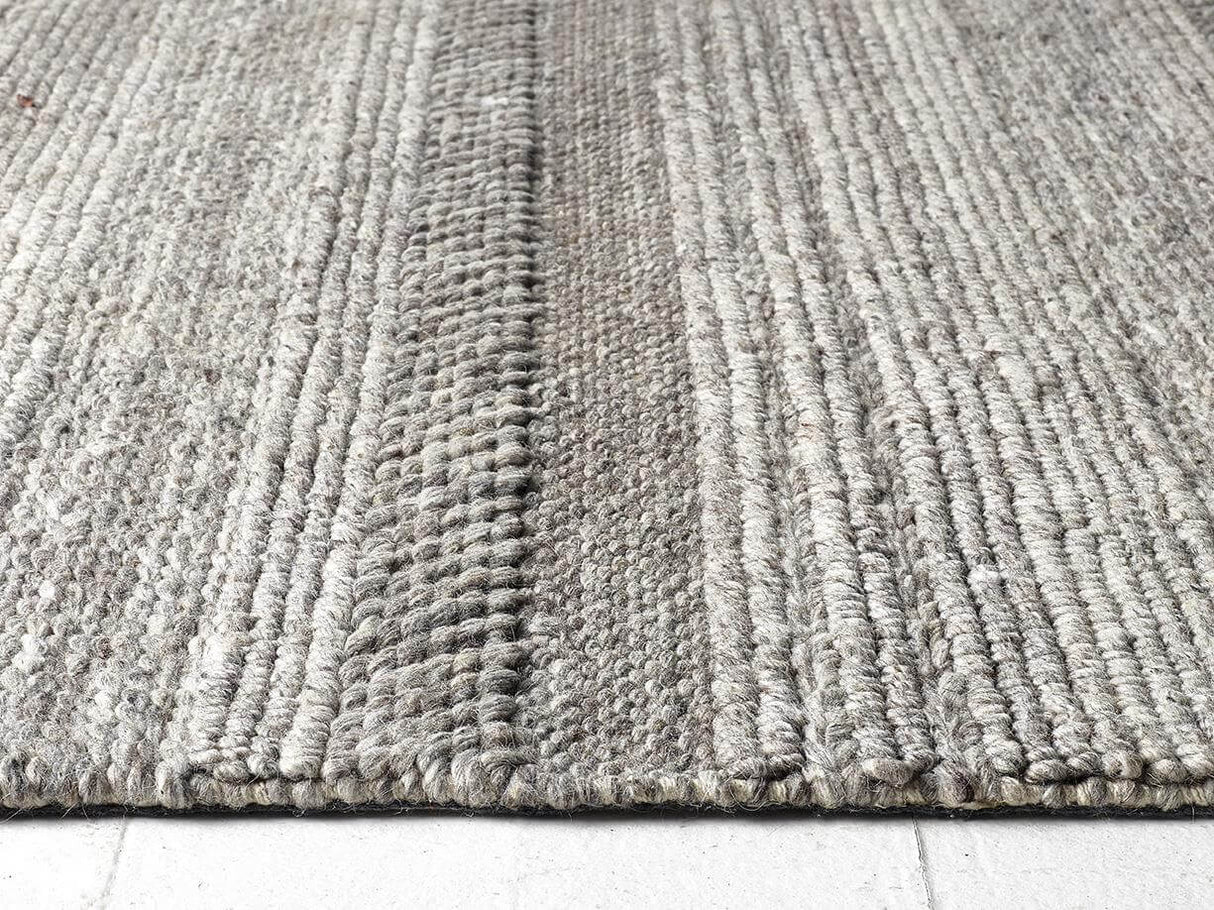 Chunky Natural Grey Knitted Rug – Handwoven Wool Texture