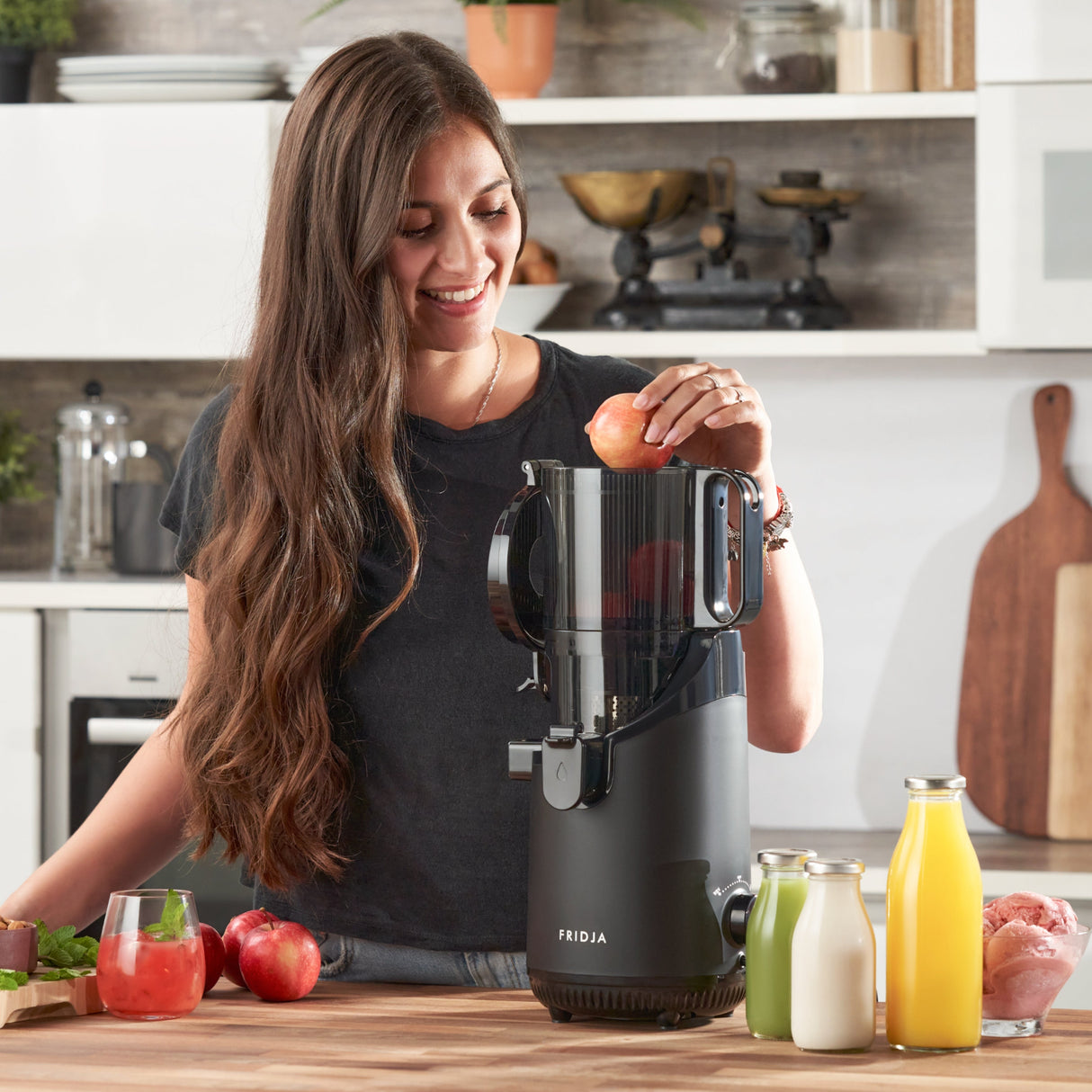 Fridja F2500 Self-Feeding Whole Fruit Juicer