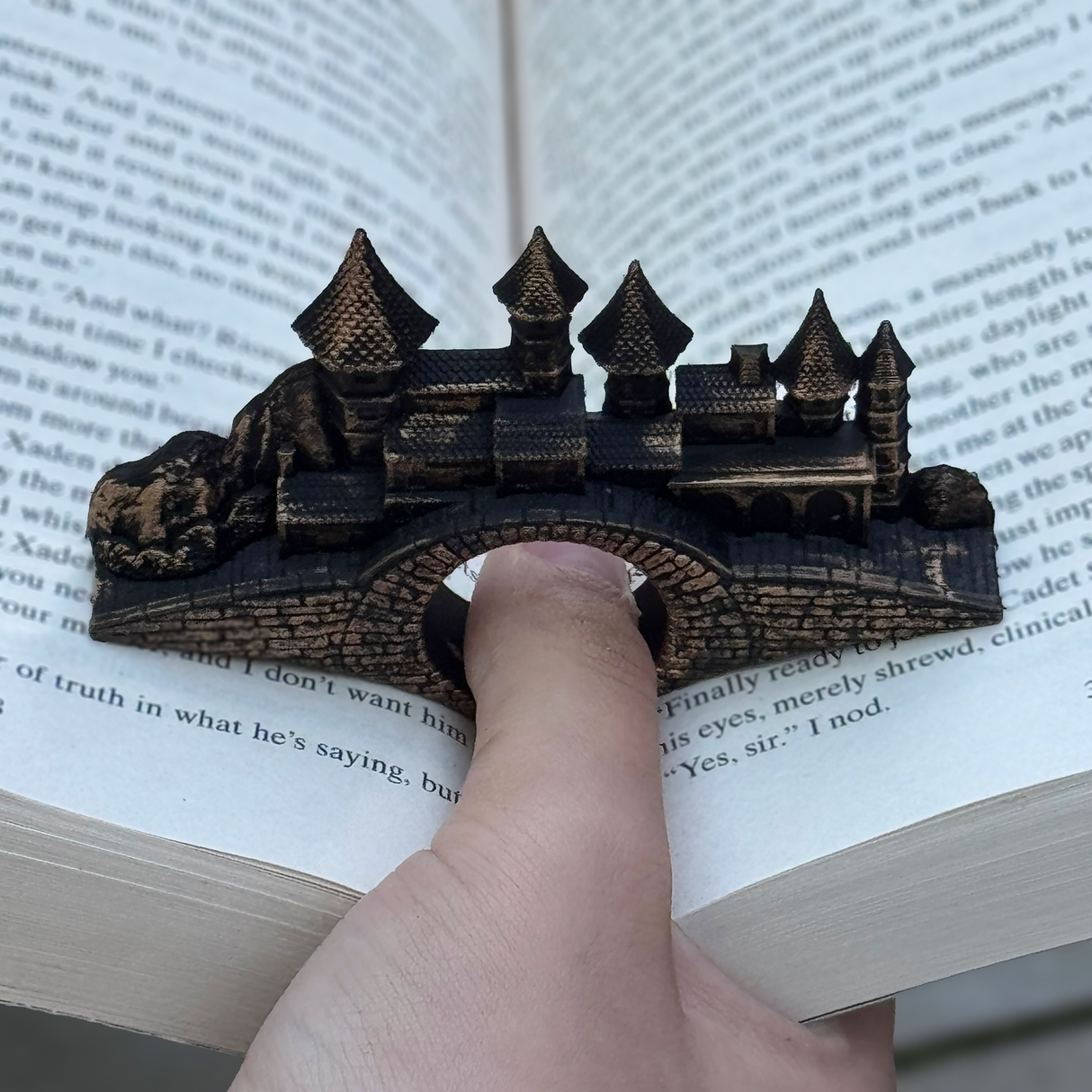 Filamora Studios Thumbstone Village Page Holder