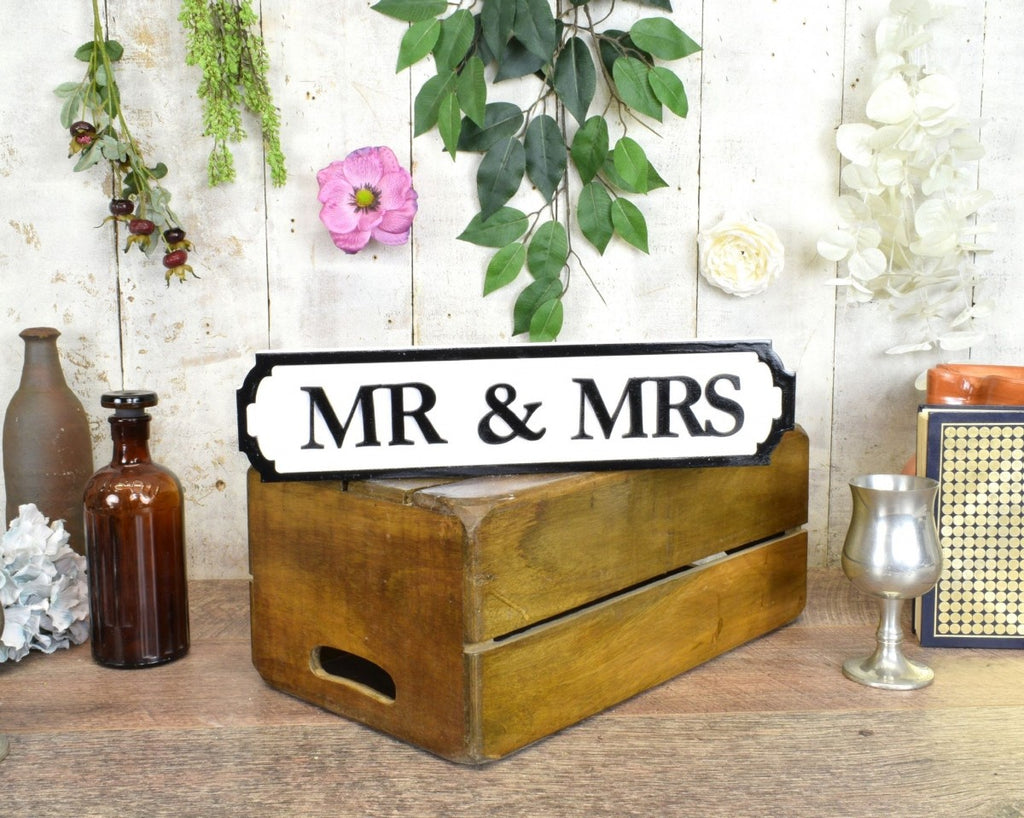 Image - Vintage Mini Street Mr and Mrs Sign